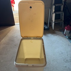 キャスター付きゴミ箱の画像