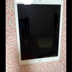 iPad第六世代Wi-Fi128GBカバーフィルム付きの画像