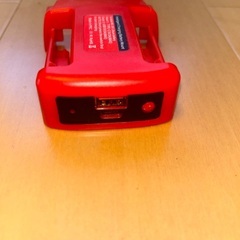 ミルウォーキーのバッテリーにUSB付けるやつの画像