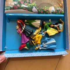 ディズニープリンセス　絵本とフィギュアセットの画像