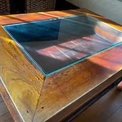 木製ガラステーブルの画像