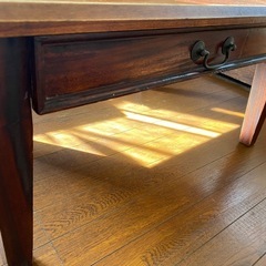 木製ガラステーブルの画像