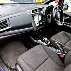 ⭐27年式★フィットハイブリッド⭐４ＷＤ車★本土仕入★２年車検・２年保証付き！の画像