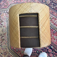 籐製品テーブルと座布団の画像