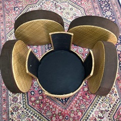 籐製品テーブルと座布団の画像