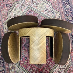 籐製品テーブルと座布団の画像