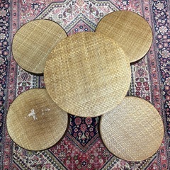 籐製品テーブルと座布団の画像