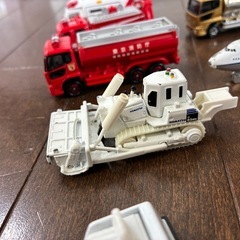 トミカ　ミニカー　　飛行機　消防車　の画像