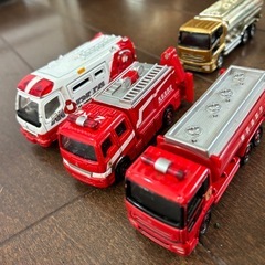 トミカ　ミニカー　　飛行機　消防車　の画像