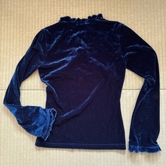 ベルベット風　紺色トップス　袖フリルの画像