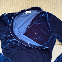 ベルベット風　紺色トップス　袖フリルの画像