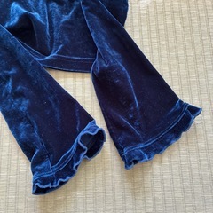 ベルベット風　紺色トップス　袖フリルの画像