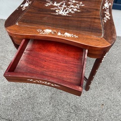 螺鈿細工 テーブル 引出し付き 工芸品の画像