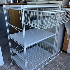 キャスター付きスチールラックの画像