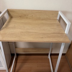 ナチュラルな雰囲気のデスク&チェアの画像