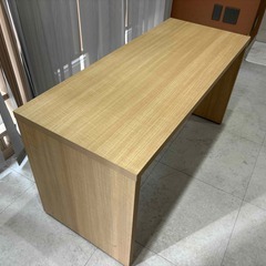 商品を置くなど活用法多数のテーブル型の台の画像