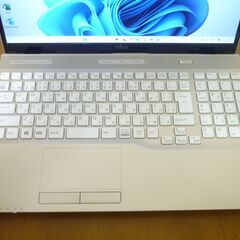 富士通LIFEBOOK希少カラーシャンパンゴールド 高性能i3搭載 win11 高速SSD カメラ フルHD大画面 1122の画像