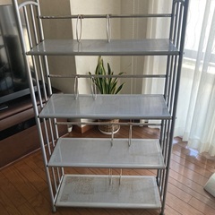 金属製の本棚の画像