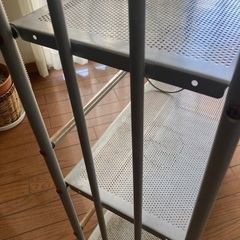 金属製の本棚の画像