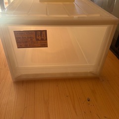 衣装ケースとゴミ箱の画像