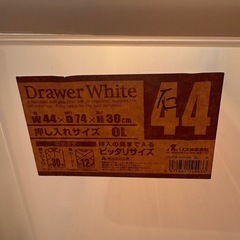 衣装ケースとゴミ箱の画像