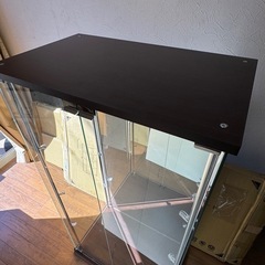 【新品未使用組み立て済み】 新品価格の半額　ガラスコレクションケース💠ワイド🌟4段の画像
