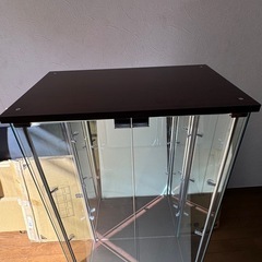 【新品未使用組み立て済み】 新品価格の半額　ガラスコレクションケース💠ワイド🌟4段の画像