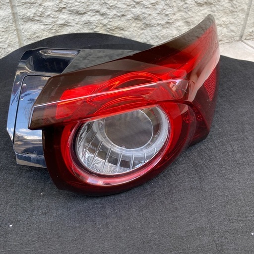 CX-8　右テールランプ