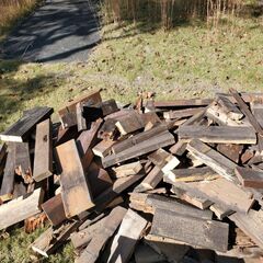 【引き取り限定】解体したウッドデッキの廃材、無料ですの画像
