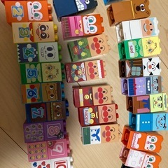 アンパンマンのブロック、ひらがなとアルファベットと数字、人形の画像