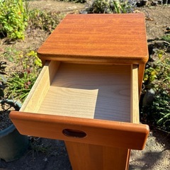 引出し付き棚の画像