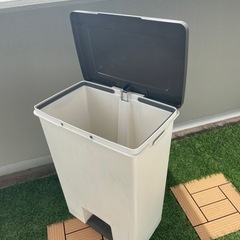 ペダル式ダストボックス　ゴミ箱45Lの画像