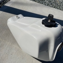 tw200tw225純正タンク鍵付きキャップ付きコック付きの画像