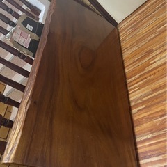 桜の一枚板のテーブルの画像