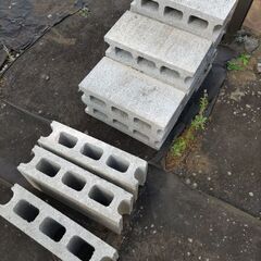 【お話中】コンクリートブロック12個の画像