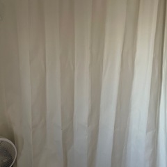 テーブル、カーテン、引き出しの画像