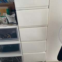 テーブル、カーテン、引き出しの画像