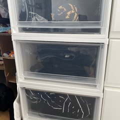 テーブル、カーテン、引き出しの画像