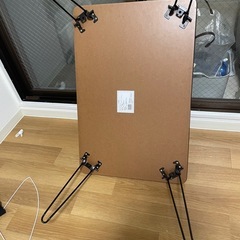 テーブル、カーテン、引き出しの画像