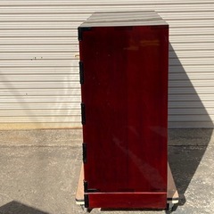 M1122702N 仙台箪笥 漆塗り 四段 装飾金具 古家具 伝統工芸品 鍵付き 宮城県 引き取り 当時物 中古品 現状品の画像