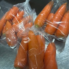「新鮮にんじん、たっぷり1袋100円！」の画像