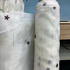 刺繍入り生地 布 薄手のホワイト ロール2本 新品 未使用おまとめ価格の画像