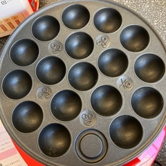 M2511-348 おもろいたこ焼き ワイワイゲーム 電気たこ焼きプレート KS-2528 年式不明 通電確認済み 使用感有り 外箱キズ汚れ有り　の画像