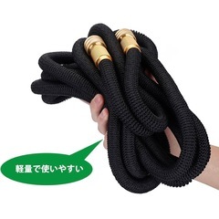 伸びる散水ホースの画像