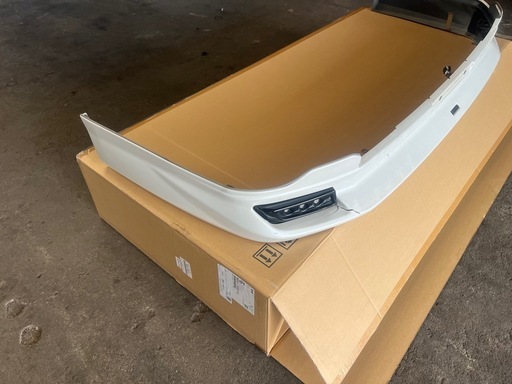 200系ハイエース 4型以降用　モデリスタスポイラーLED付き　純正品　　