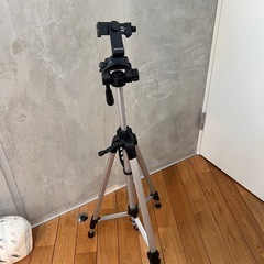 三脚、一眼レフ、スマートフォンの画像