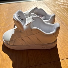 新品未使用品　adidas キッズ　スニーカー　白の画像