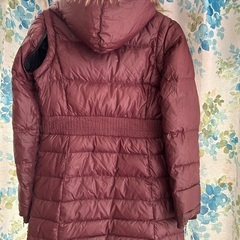 可愛いワイン色のコートの画像