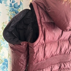 可愛いワイン色のコートの画像