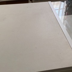 引き出し付きテーブルの画像